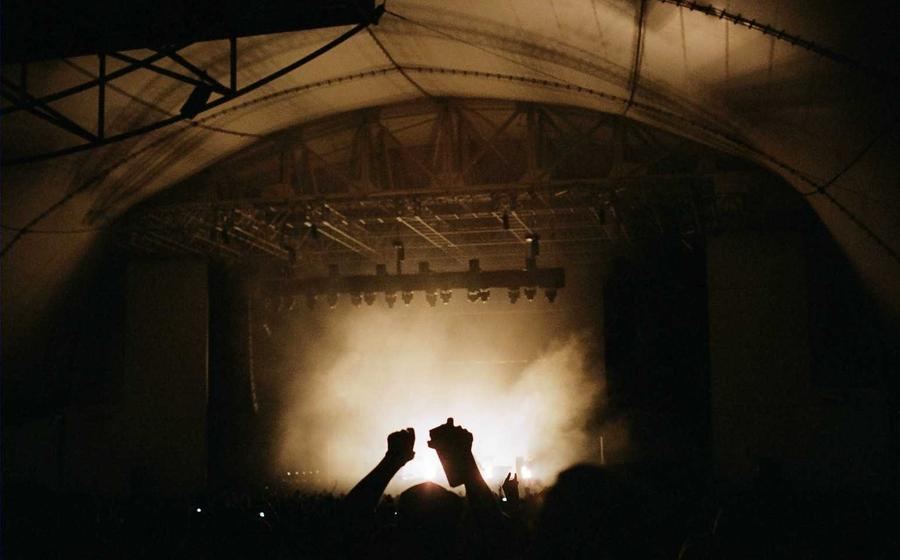 The concert hall's poor shielding effect on mobile phone signals affects the performance